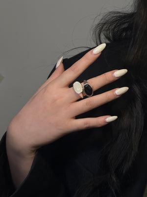 Oval ring  #Vintage RING #Black # White