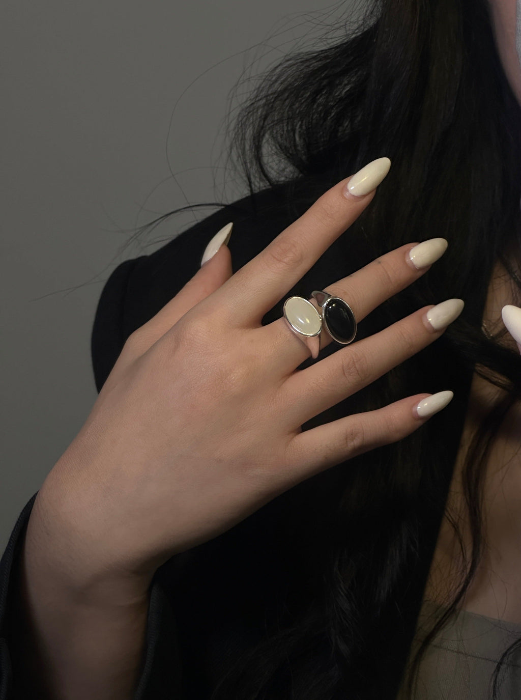 Oval ring  #Vintage RING #Black # White