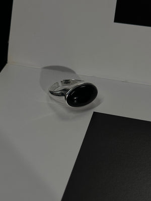 Oval ring  #Vintage RING #Black # White