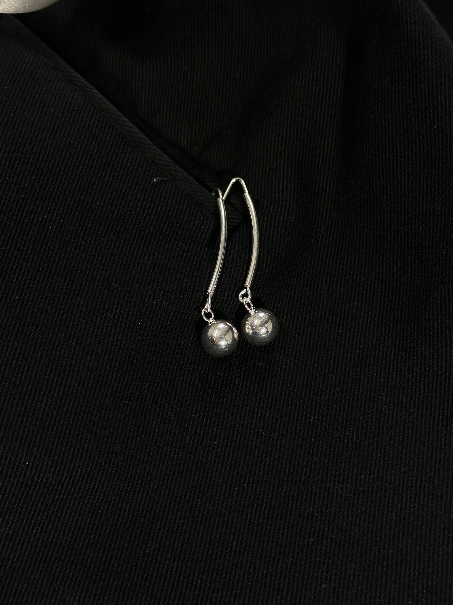 Ball pendant earring