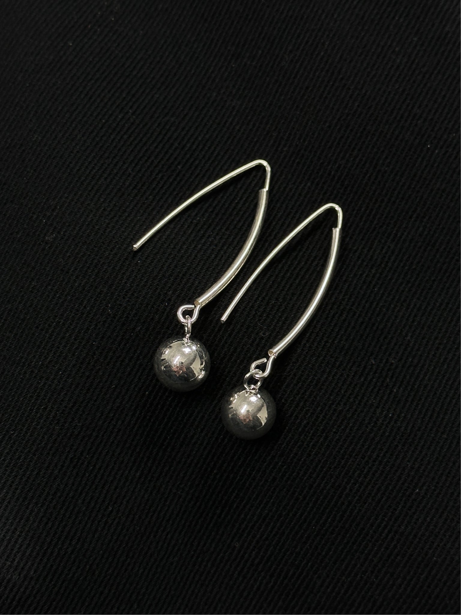 Ball pendant earring