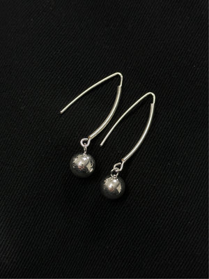 Ball pendant earring