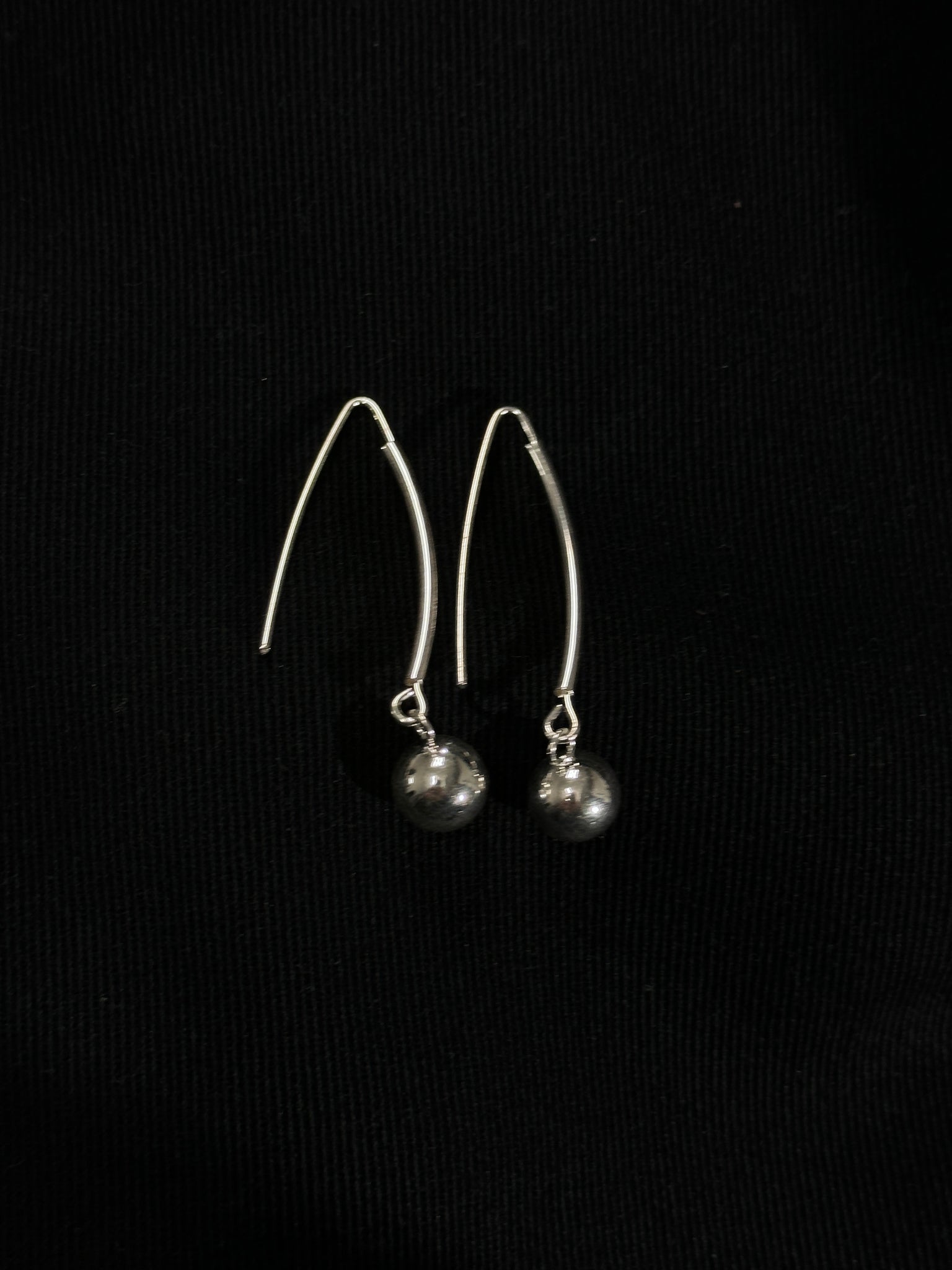 Ball pendant earring