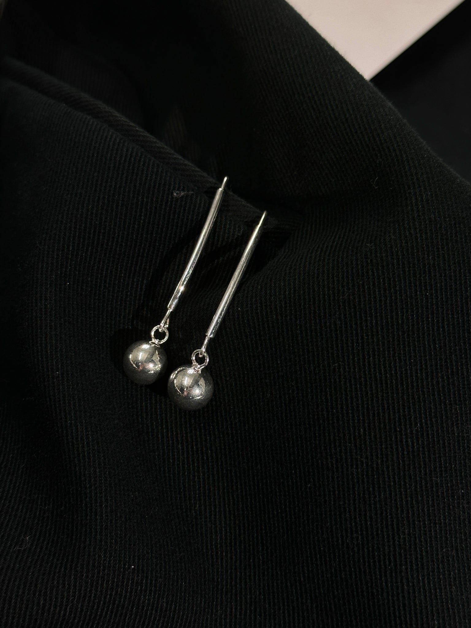 Ball pendant earring