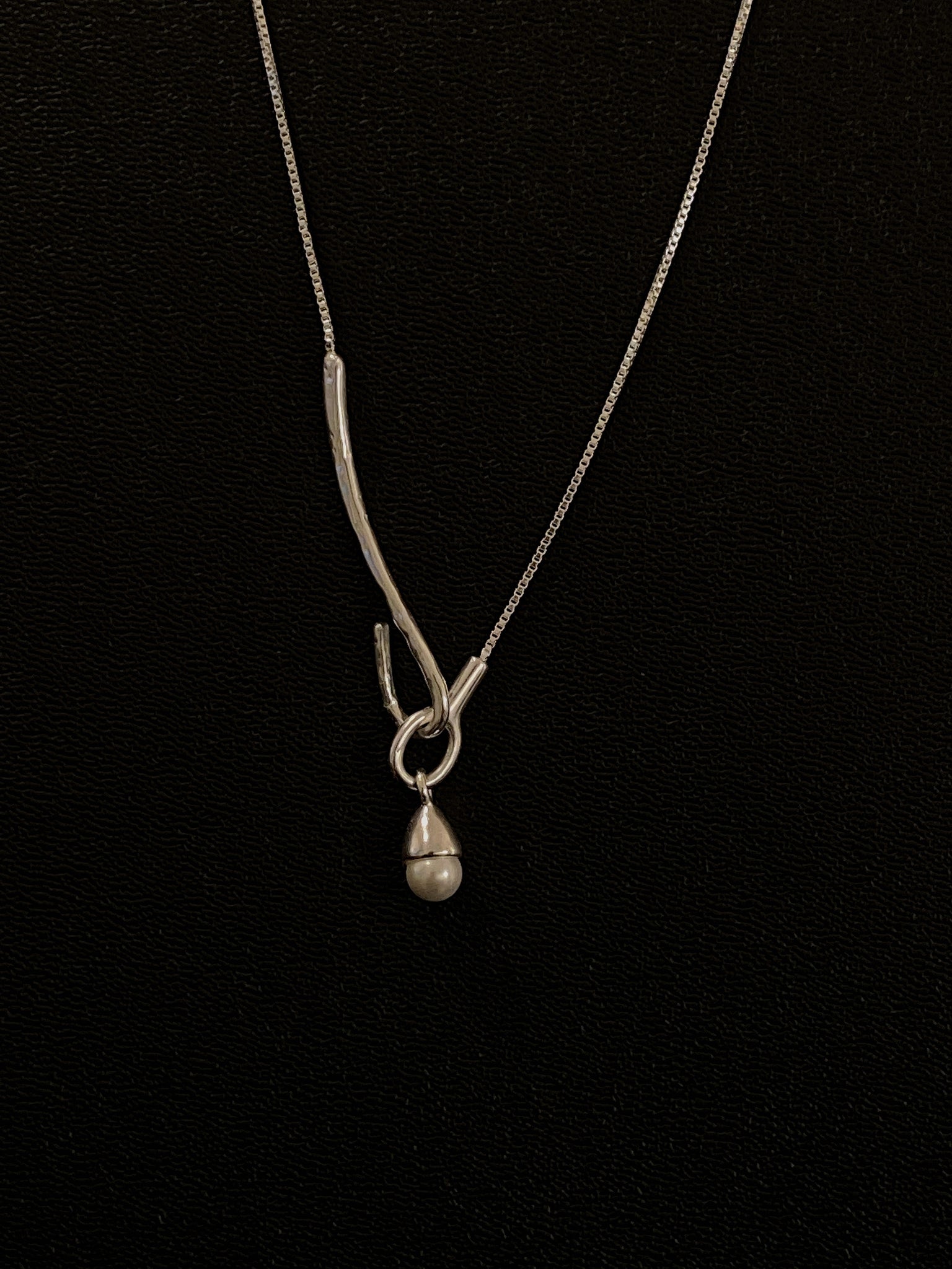 Pearl hanging necklace