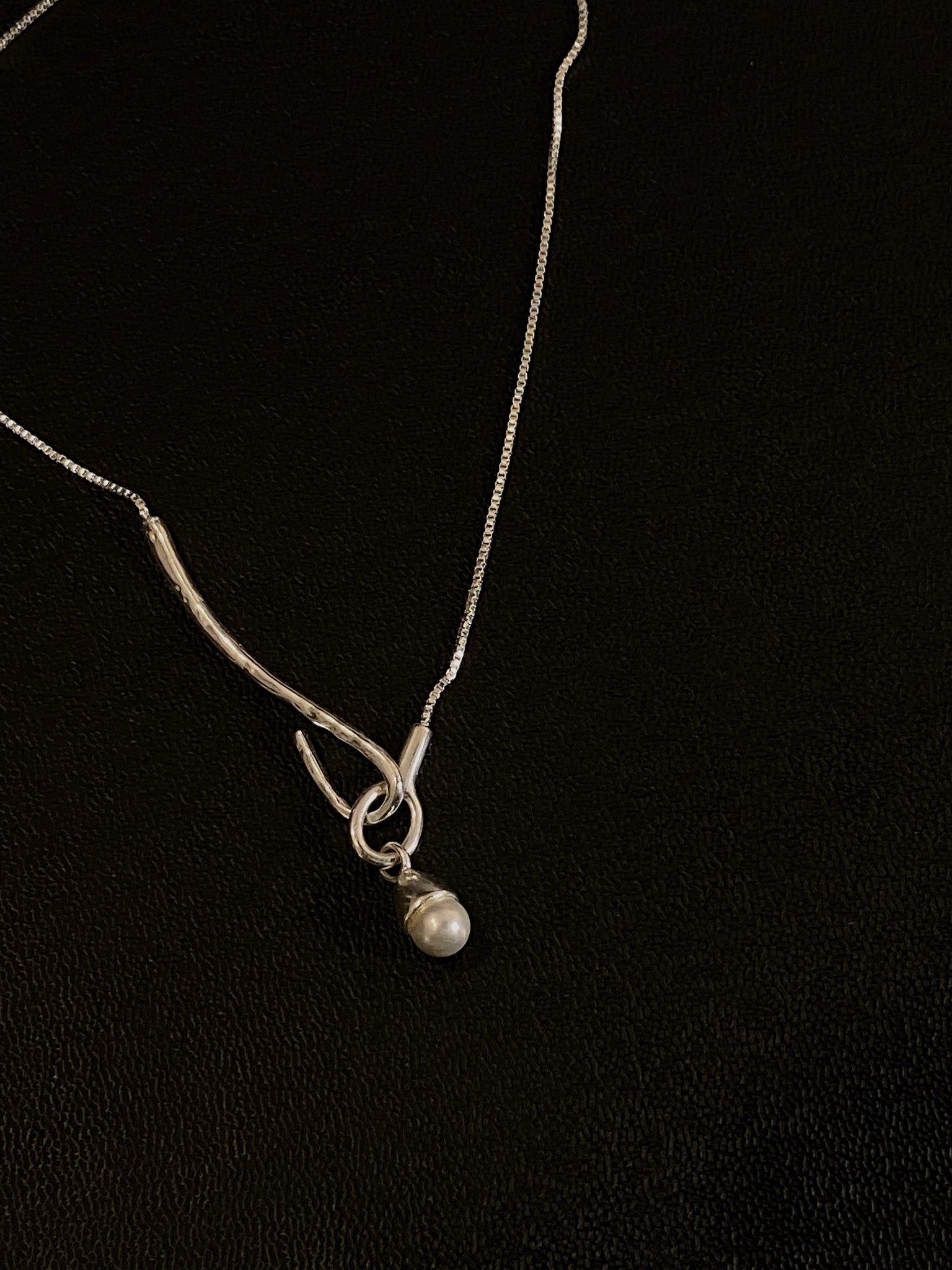 Pearl hanging necklace