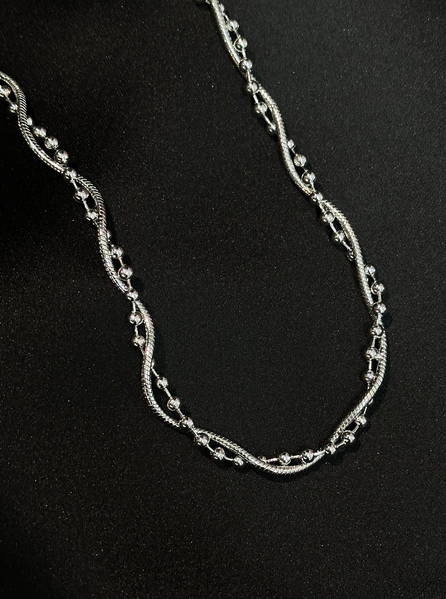 Twist Twist Ball n Line Necklace