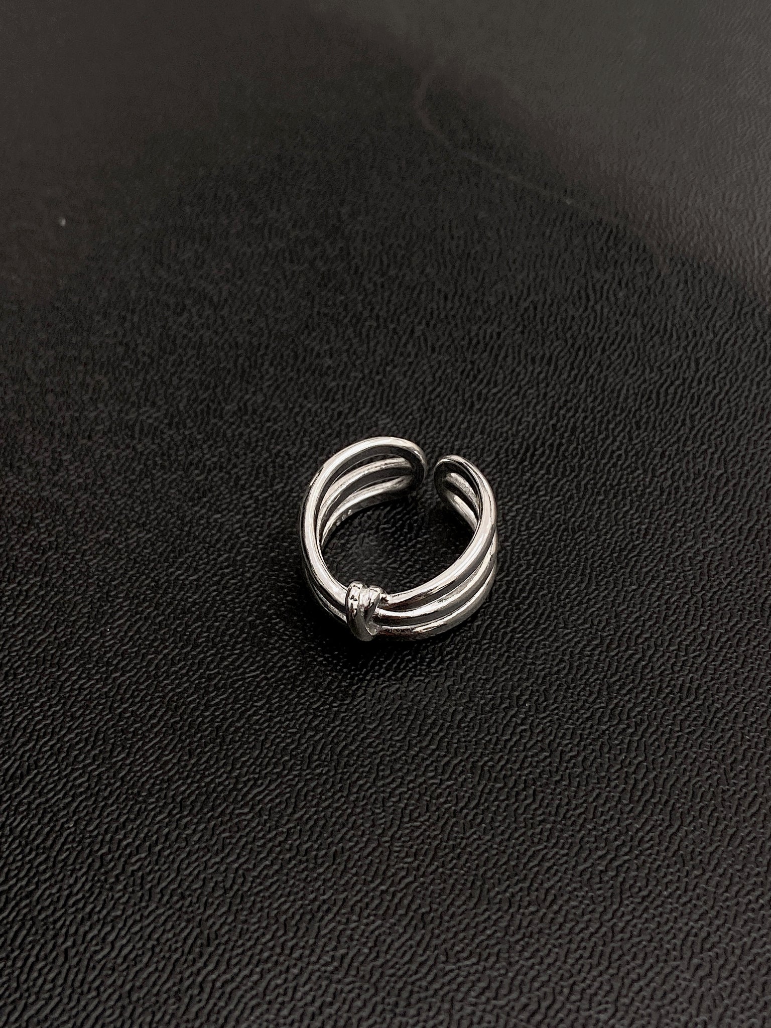 Line knotted ring