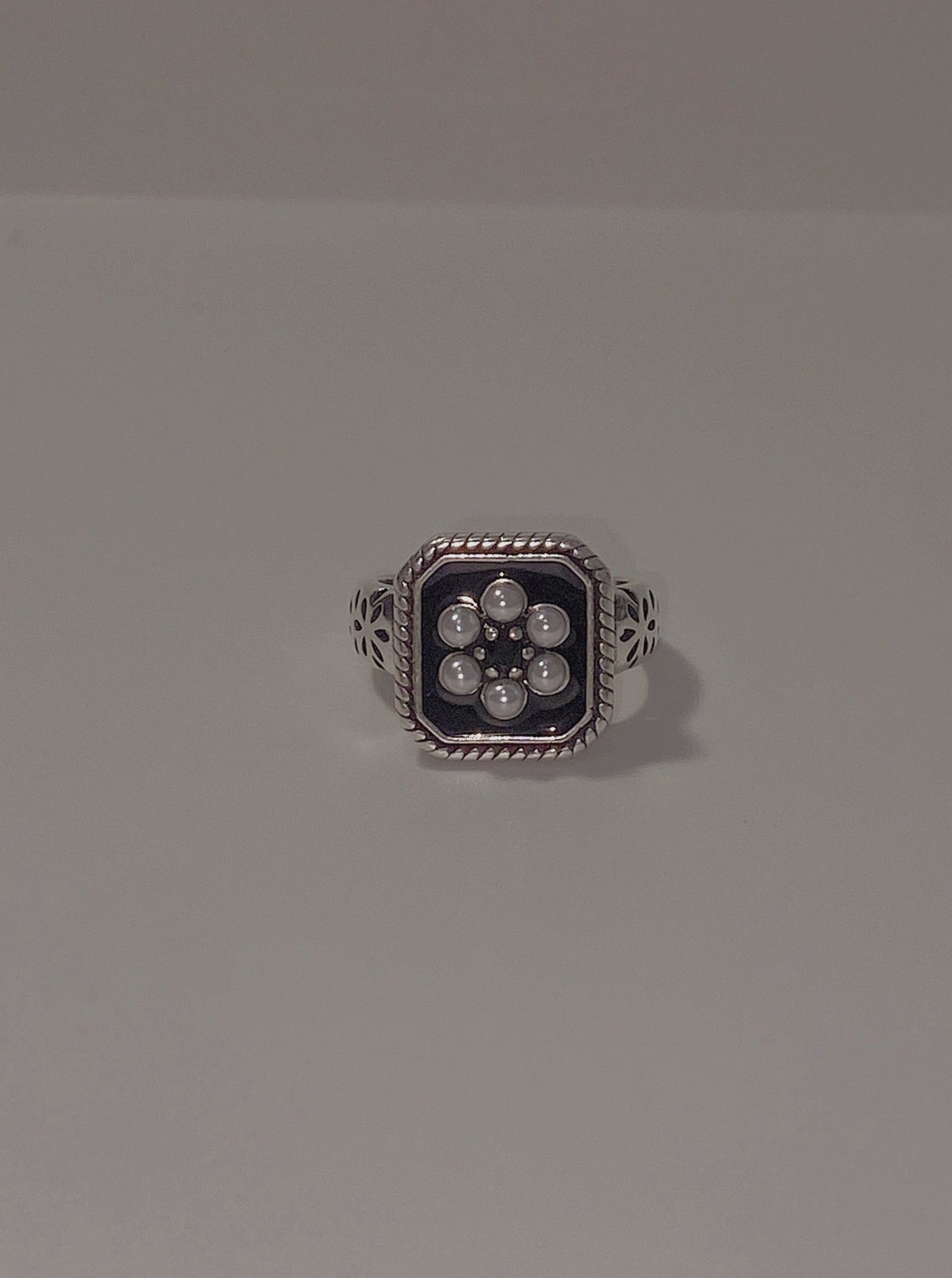 Pearl Flower ring ( on square & pearl flower)