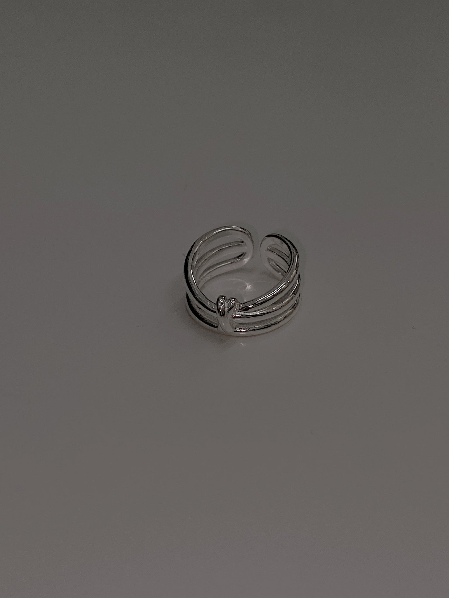 Line knotted ring