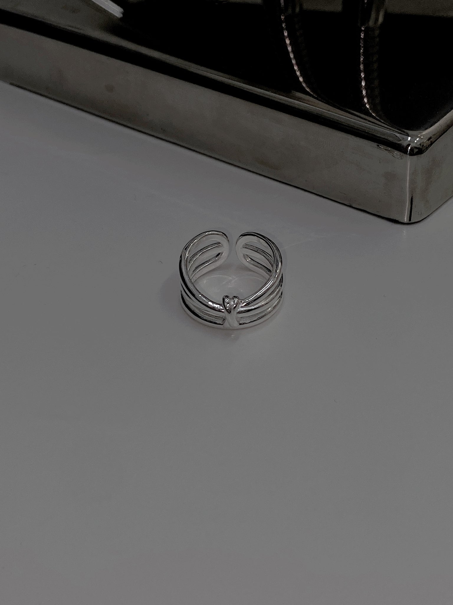 Line knotted ring